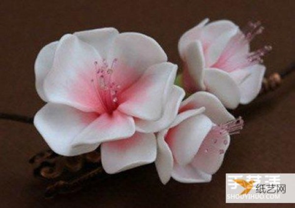 Illustrated tutorial on how to make plum blossoms by hand using soft clay