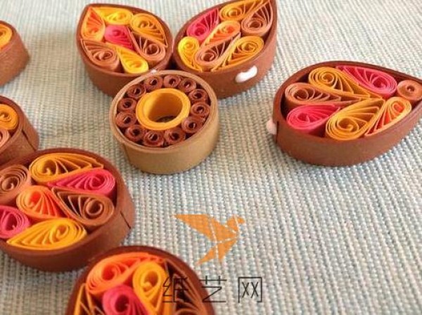 Tutorial on making beautiful quilled flower necklace