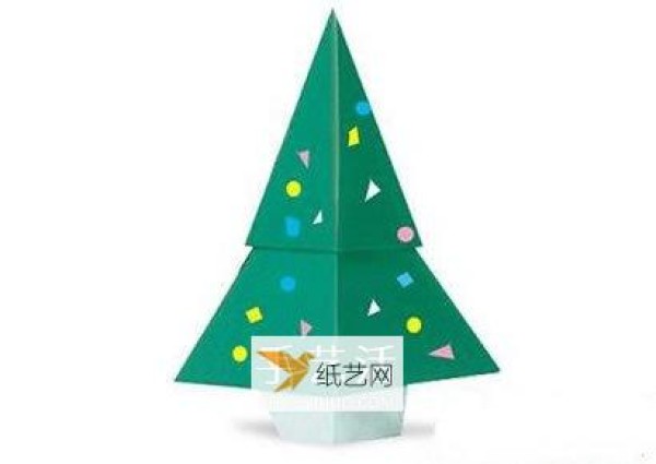 Illustration of folding a Christmas tree using a piece of origami paper