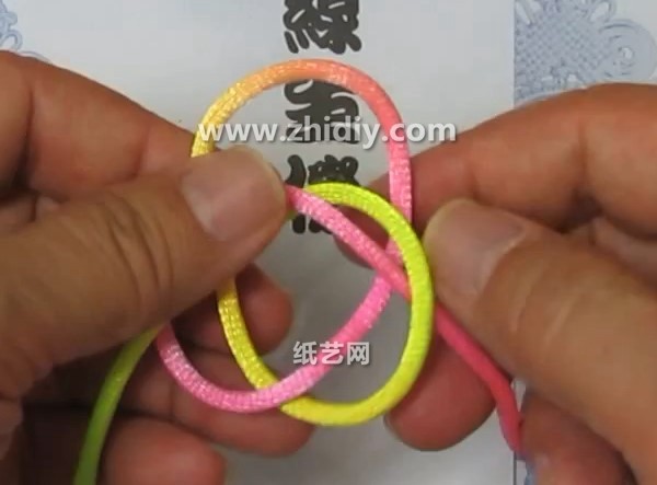 Tutorial on Chinese Knot Weaving Techniques with Four Strands and Five Flowers