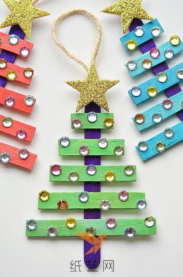 Tutorial on making a beautiful little Christmas tree out of ice cream sticks for Christmas