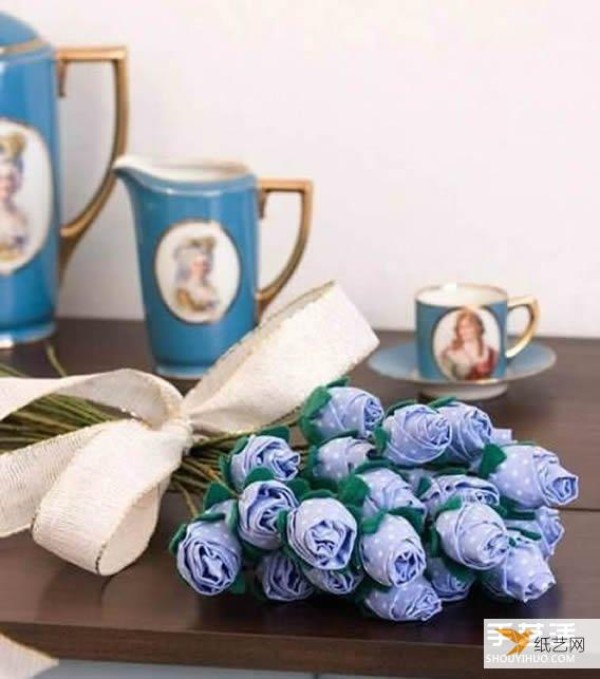 Illustrated steps on how to make fabric roses using non-woven fabrics