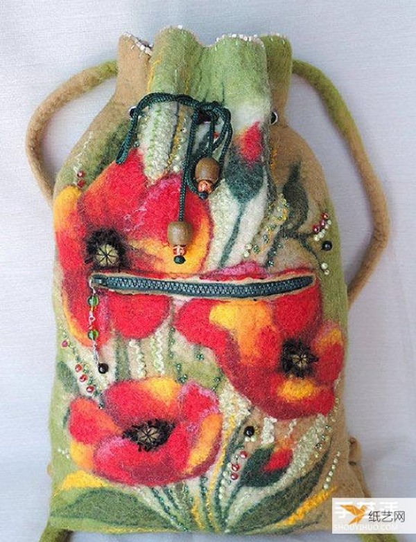 Pictures of backpacks made of wool felt look like exquisite oil paintings