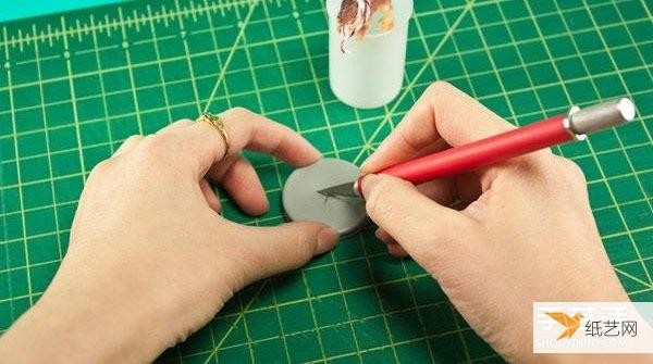 Illustration of how to use waste to make personalized Christmas light decorations