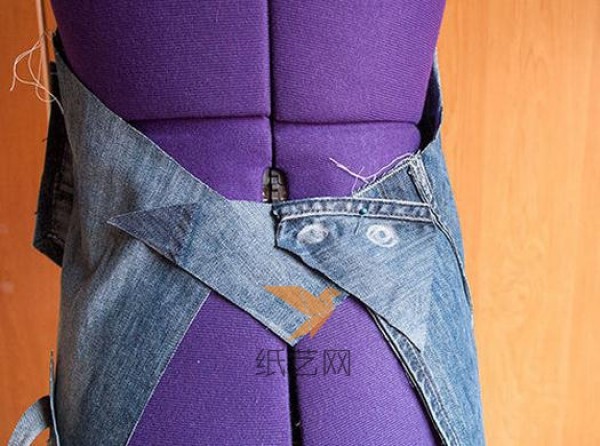 DIY tutorial on using old jeans waste to make work aprons