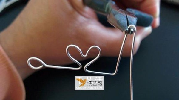 Use wire to create a heart-warming Valentines Day necklace