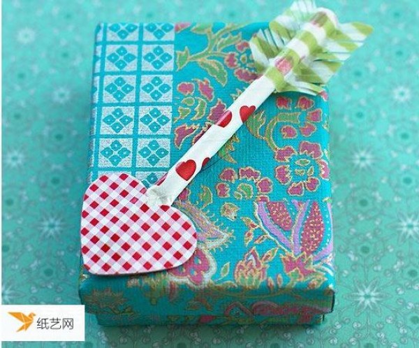 Illustrated tutorial on wrapping a personalized decorative arrow as a gift for your lover