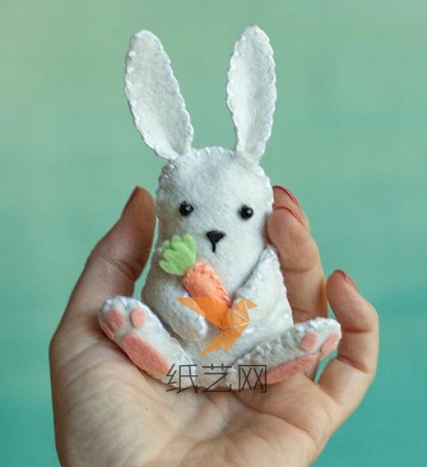 Tutorial on making cute little white rabbits from non-woven fabrics