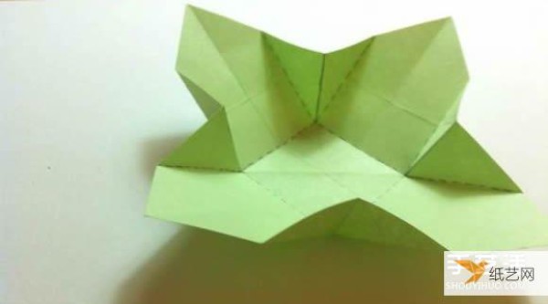 Illustration of how to fold a very creative four-leaf clover using a piece of paper