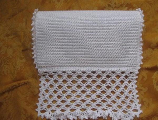 Pictures and illustrations of knitting tutorials for woolen crochet clutches with a soft and elegant style