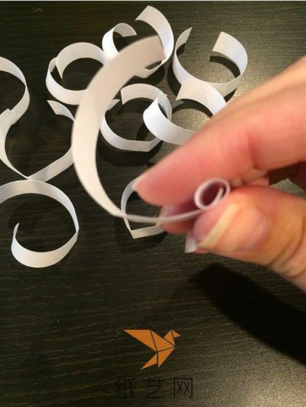 Tutorial on how to make snowflake-like paper quills for New Year decorations