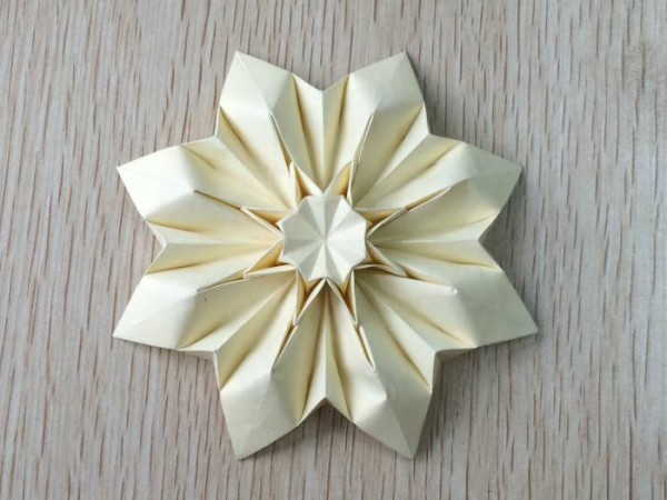 Beautiful three-dimensional eight-petal flower