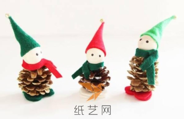 Cute snowman Christmas decoration tutorial made with pinecones