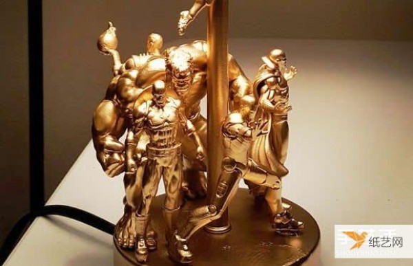 Use superhero dolls to create a personalized golden and domineering superhero desk lamp