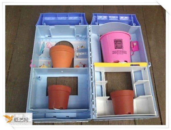 Use some old toys to handcraft a bakery flower pot stand in the garden