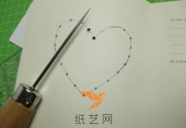 Tutorial on making a heart-shaped cover for Valentine’s Day gift