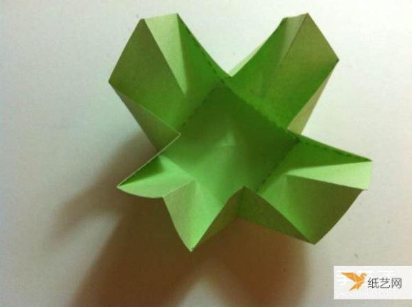 Illustration of how to fold a very creative four-leaf clover using a piece of paper