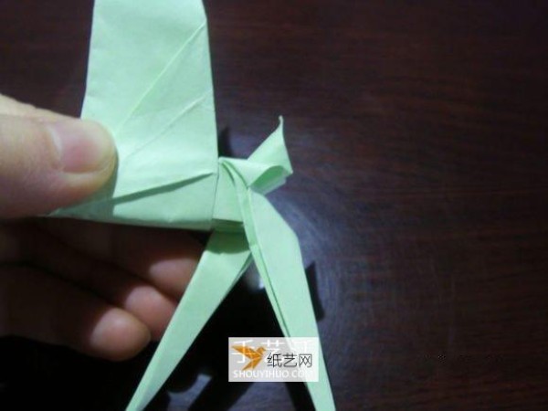 Illustrated tutorial for hand-folding a beautiful three-dimensional crane dance