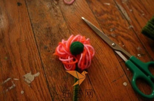 Three-minute tutorial for making handmade woolen flower bookmarks