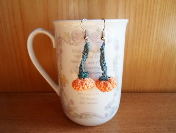 Crochet a pair of beautiful pumpkin earrings Mothers Day gift making tutorial illustration