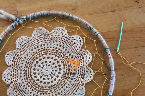 A simple dream catcher making tutorial (the middle is a ready-made woven mat)