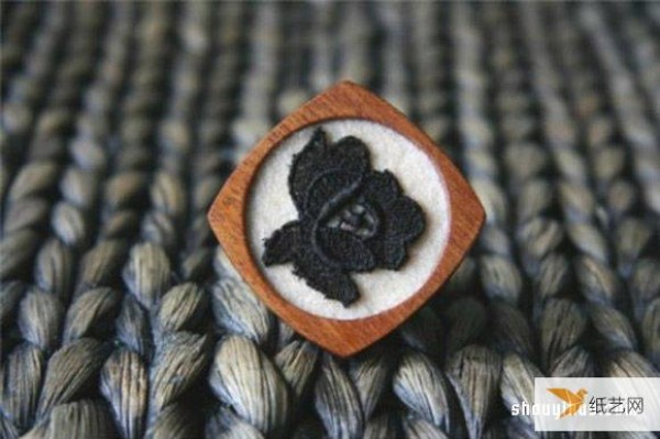 Characteristic embroidery trinkets that combine hand embroidery with small wooden blocks