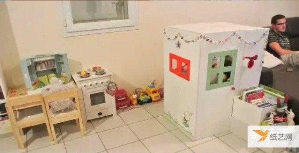 Make a personalized little house with a door using discarded cardboard boxes