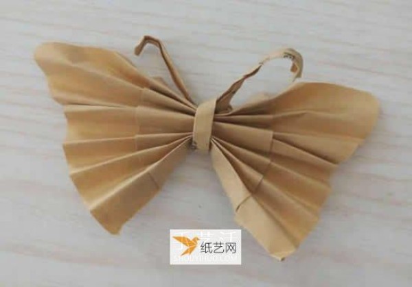 A simple step-by-step method to fold beautiful paper butterflies