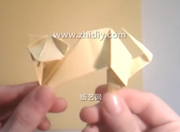 Video tutorial on how to fold a simple origami cat