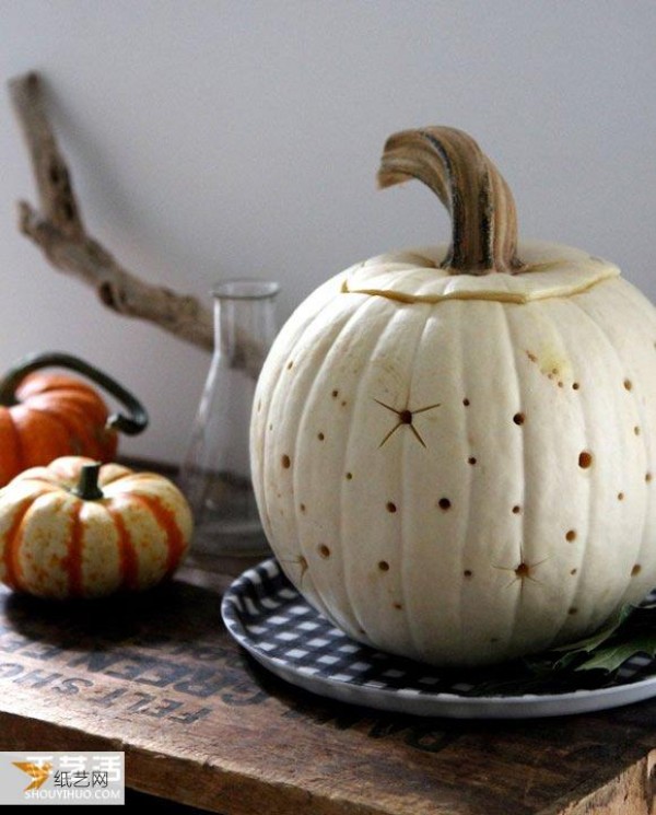 Illustrated tutorial on pumpkin lanterns with personalized starry sky patterns carefully carved by children