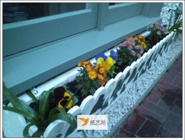 Illustrated tutorial on how to make your own window sill flower box