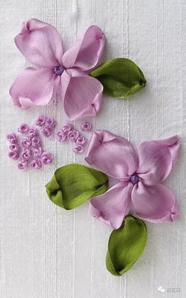 The flowers embroidered with beautiful ribbons are so beautiful! Tutorial attached!