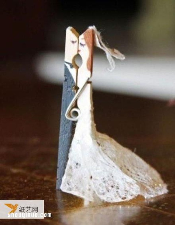 Use wooden clips to make dancing bride and groom figurine toys