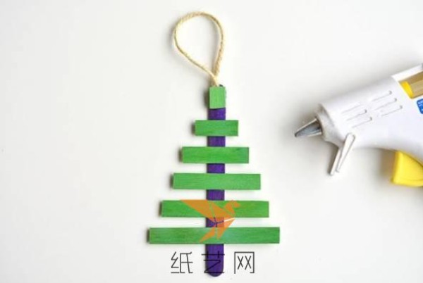 Tutorial on making a beautiful little Christmas tree out of ice cream sticks for Christmas