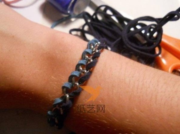 Tutorial on how to make boyfriend-style hand-knitted bracelets