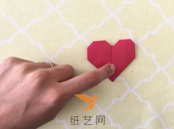 Origami hearts combined into beautiful heart-shaped wall stickers for Valentines Day decoration