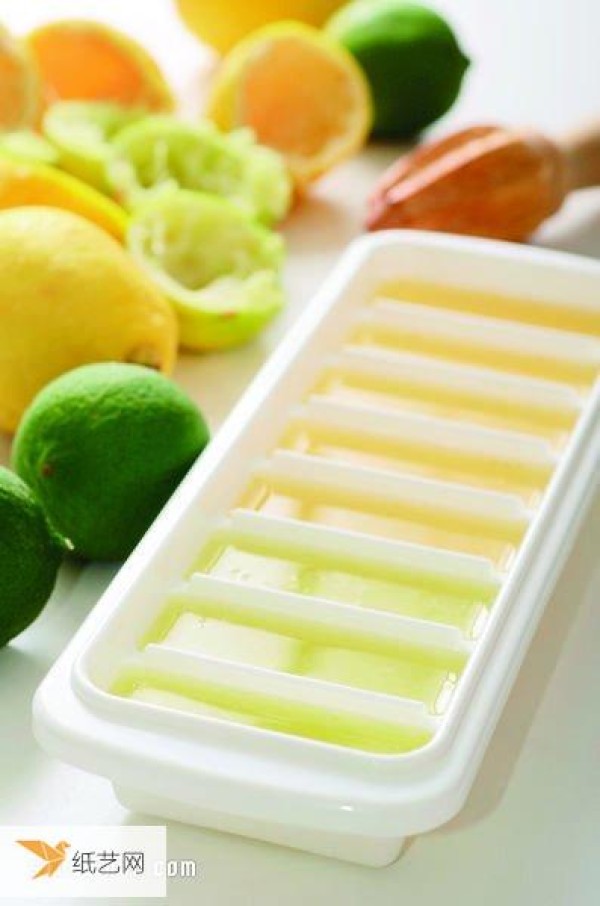 Very simple tutorial on how to make homemade lemon ice cubes