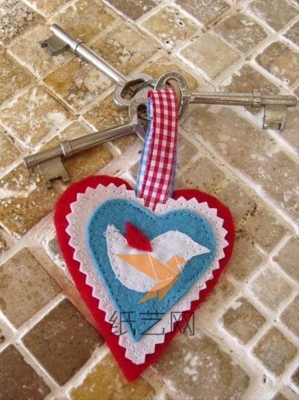 Tutorial on handmade nonwoven heart-shaped keychain for Valentine’s Day gift