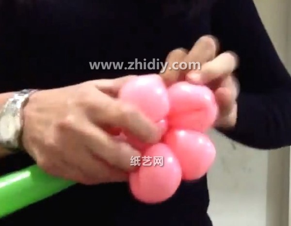 Making of balloon-shaped magic balloon roses