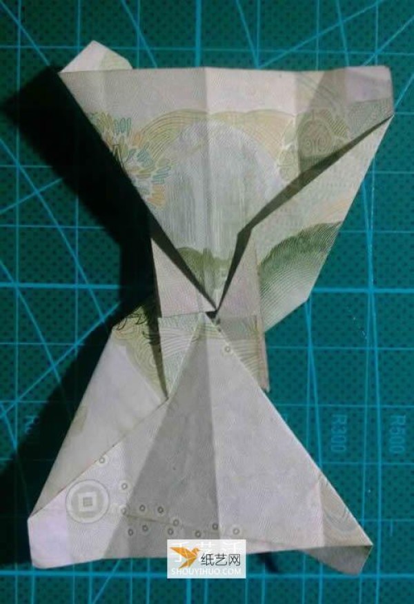 Illustration of how to fold a hexagonal badge using one-yuan banknotes