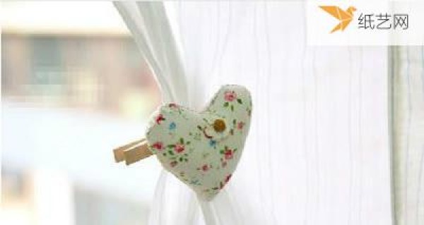 Try your hand at making heart-shaped decorative clips using non-woven fabrics