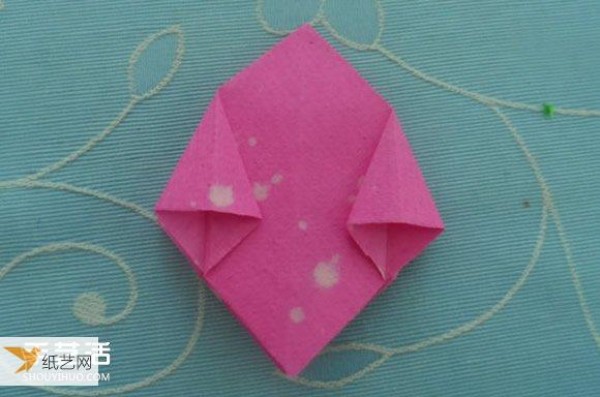 Illustrated tutorial for children to fold simple paper boxes