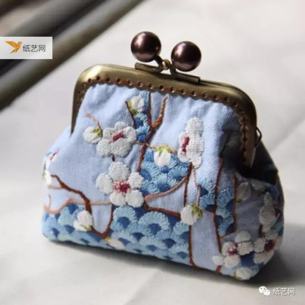 Charming gold bags in non-woven fabrics, embroidery and weaving