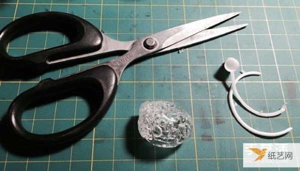 A very creative work of turning waste into treasure, using dried glue to make a handmade ring