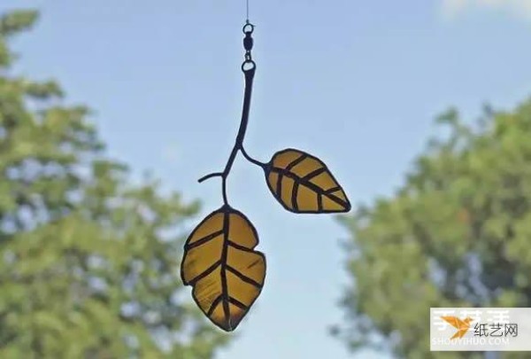 Picture of using waste wine bottles to make personalized glass leaf pendants