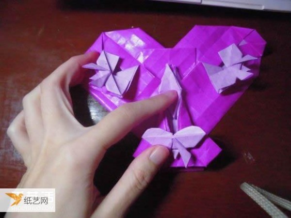 Very creative step-by-step illustration of Dielianhua heart origami