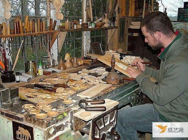 Comprehensive display of various carving works by the Love spoon wood carving artist Adam King