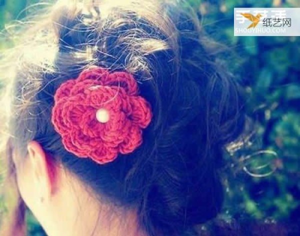 Handmade crochet flower tutorial illustrations can make beautiful hairpins or corsages