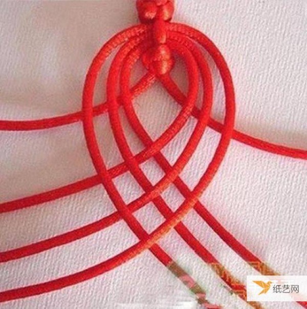 Illustration of how to weave a Chinese style red rope bracelet