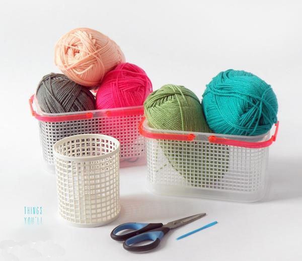 Illustration of the knitting tutorial of using wool knitting decoration to decorate a solid color storage basket with colorful patterns